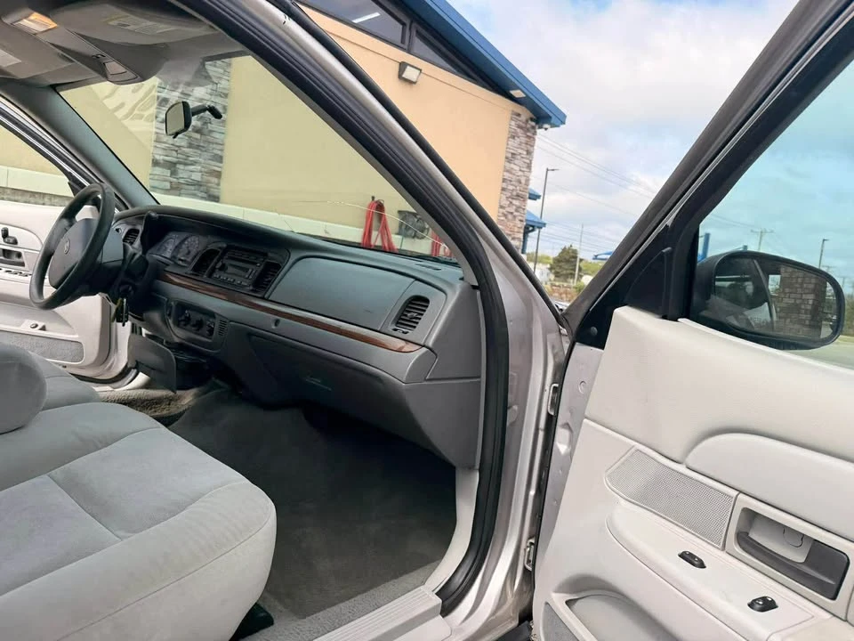 2005 Ford Crown Victoria - Image 13 of 18