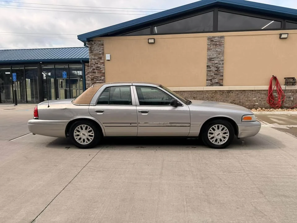 2005 Ford Crown Victoria - Image 2 of 18