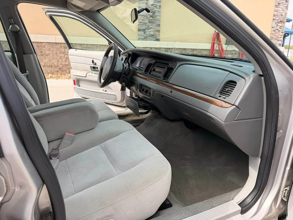 2005 Ford Crown Victoria - Image 16 of 18