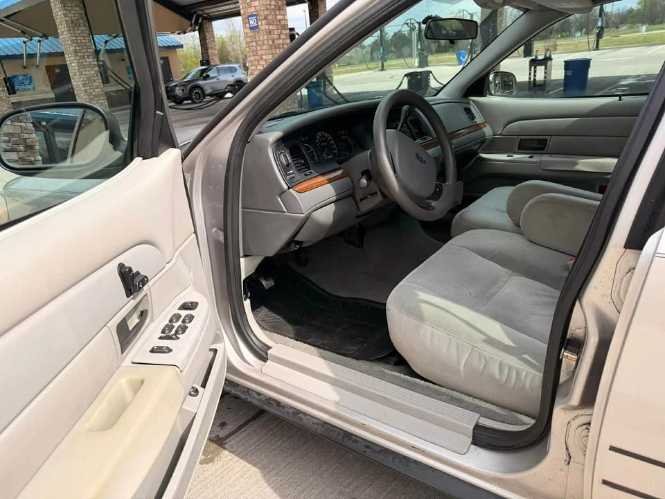 2005 Ford Crown Victoria - Image 9 of 18
