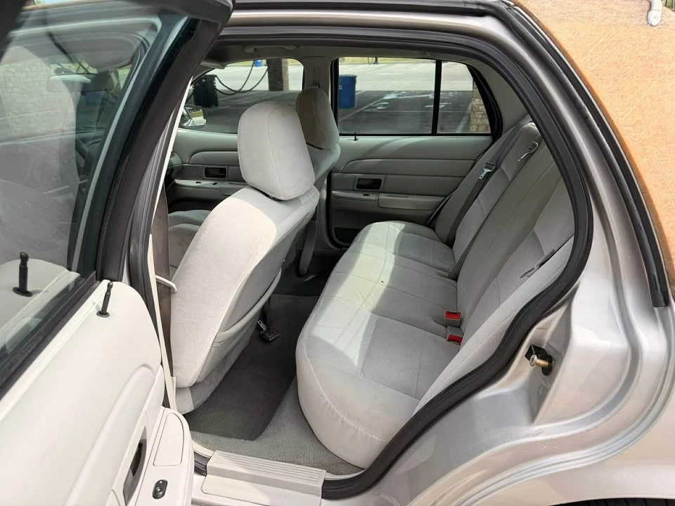 2005 Ford Crown Victoria - Image 10 of 18