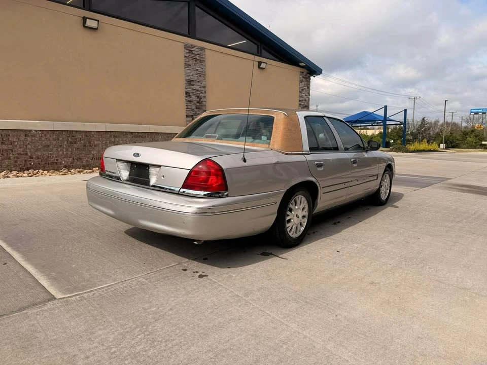 2005 Ford Crown Victoria - Image 3 of 18