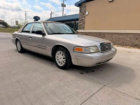 2005 Ford Crown Victoria LX Sedan 4D