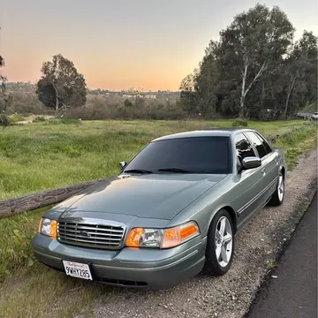 2005 Ford Crown Victoria LX Sedan 4D