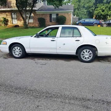 2005 Ford Crown Victoria LX Sedan 4D