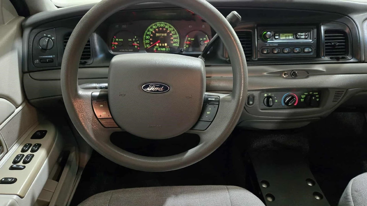 2005 Ford Crown Victoria - Image 15 of 20