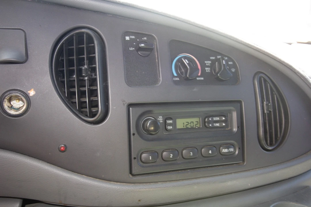 2005 Ford Econoline Van - Image 14 of 20