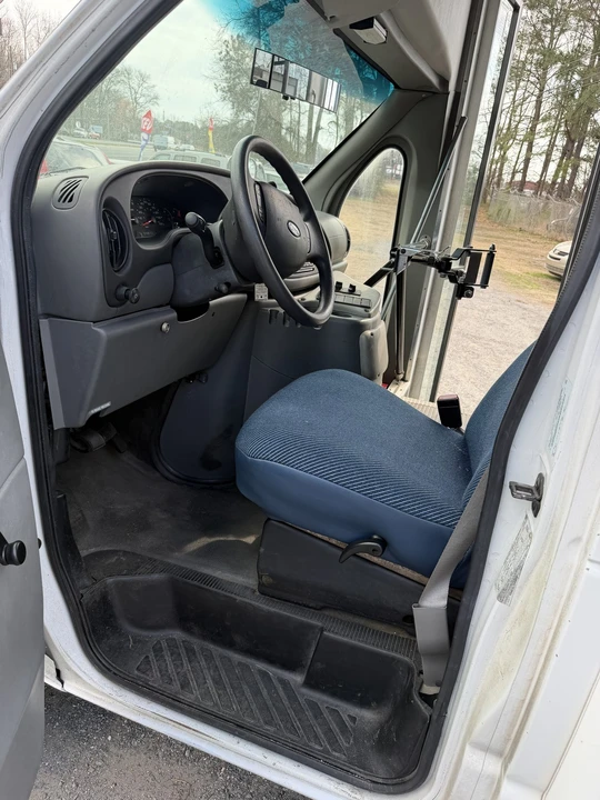 2005 Ford Econoline Van - Image 13 of 21