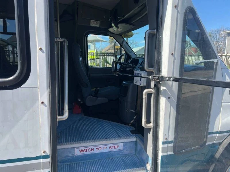 2005 Ford Econoline Van - Image 9 of 12