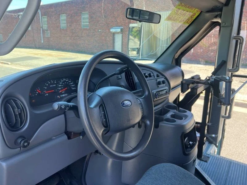 2005 Ford Econoline Van - Image 10 of 12