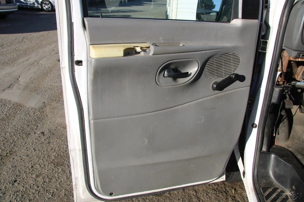 2005 Ford Econoline Van - Image 9 of 21