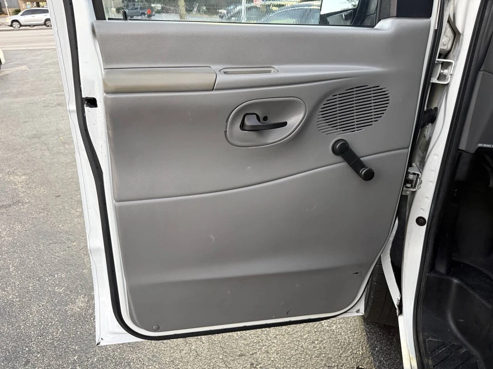 2005 Ford Econoline Van - Image 11 of 30