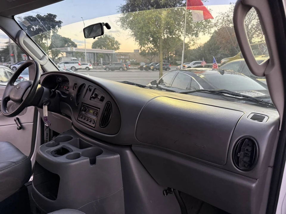 2005 Ford Econoline Van - Image 19 of 30