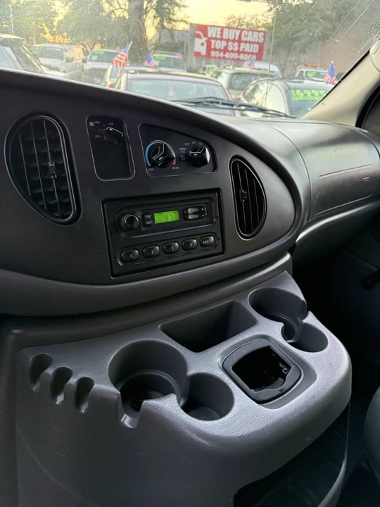 2005 Ford Econoline Van - Image 13 of 30