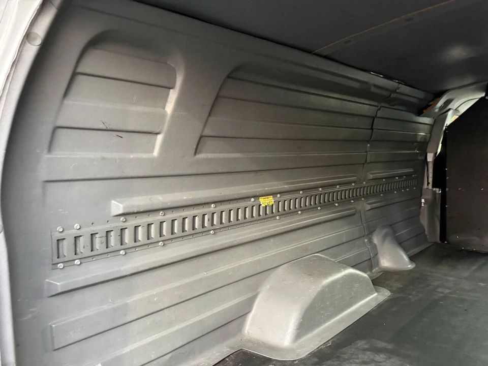 2005 Ford Econoline Van - Image 15 of 30