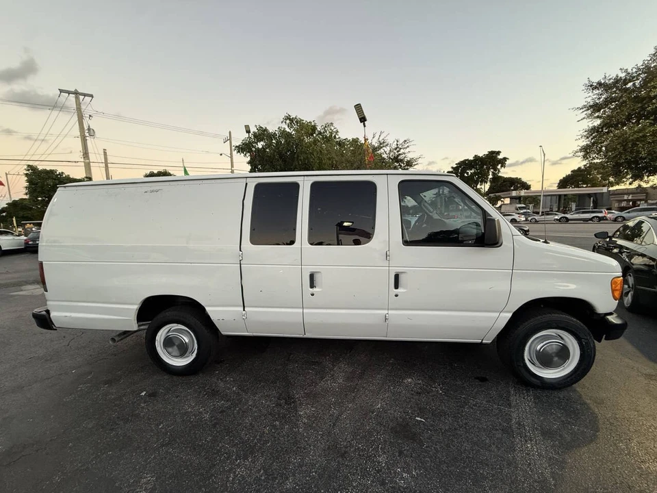 2005 Ford Econoline Van - Image 6 of 30