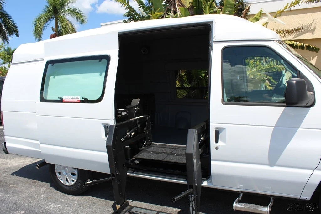 2005 Ford Econoline Van - Image 3 of 12