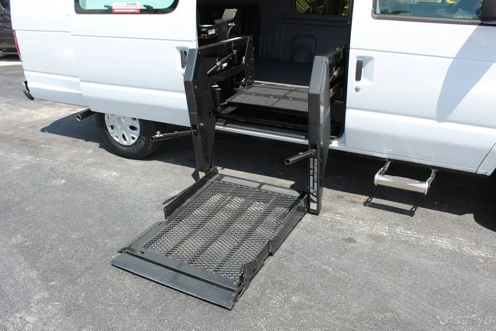 2005 Ford Econoline Van - Image 2 of 12