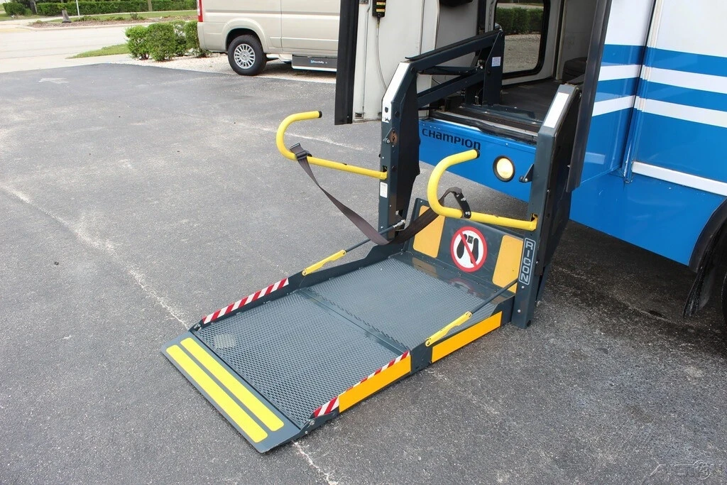 2005 Ford Econoline Van - Image 3 of 12