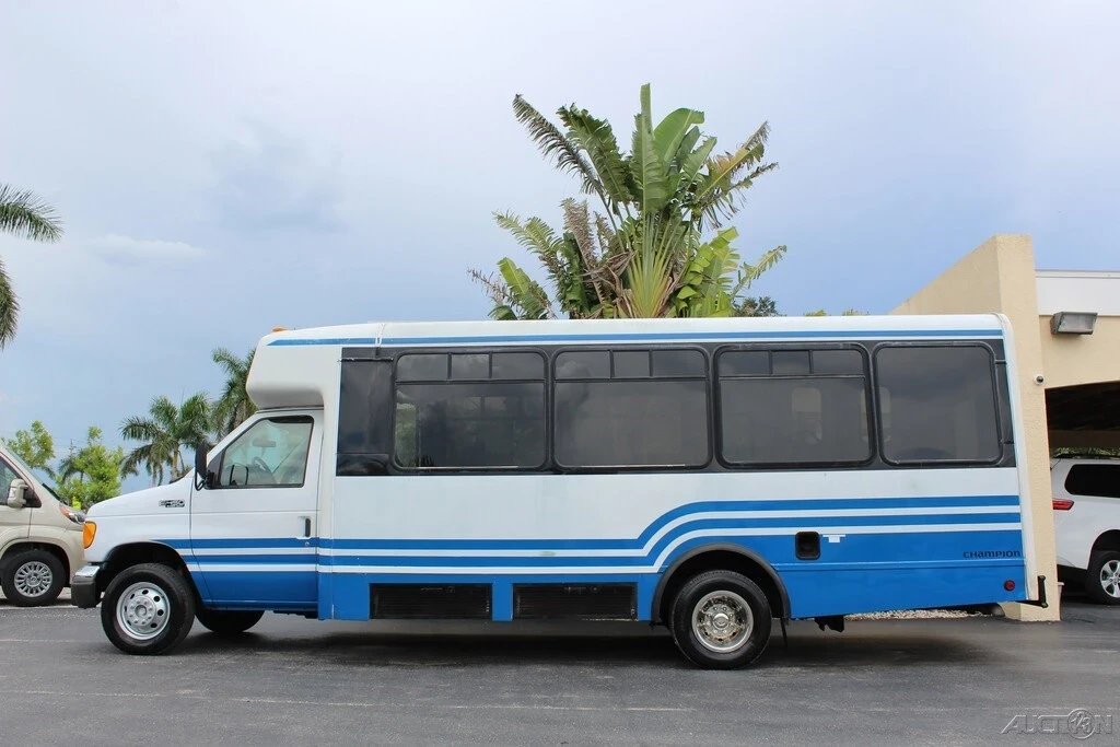 2005 Ford Econoline Van - Image 11 of 12