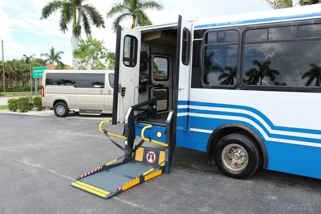 2005 Ford Econoline Van - Image 2 of 12