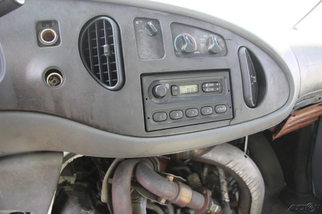 2005 Ford Econoline Van - Image 17 of 21