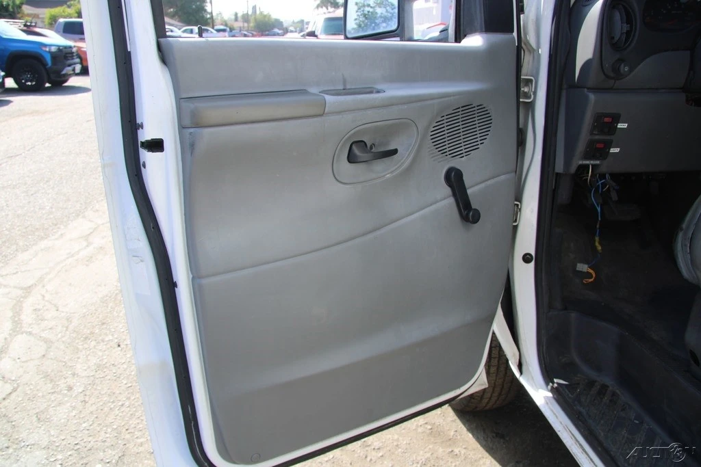 2005 Ford Econoline Van - Image 13 of 21