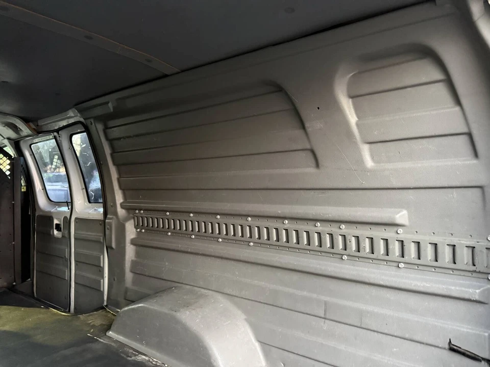 2005 Ford Econoline Van - Image 16 of 21