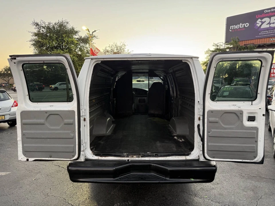 2005 Ford Econoline Van - Image 14 of 21