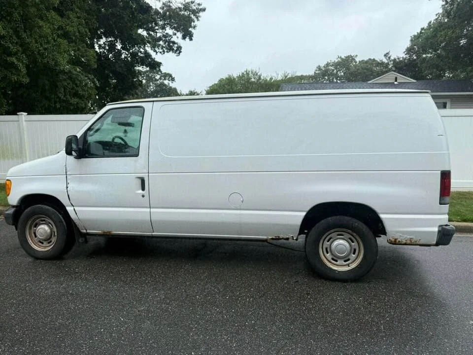 2005 Ford Econoline Van - Image 2 of 17