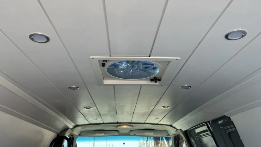 2005 Ford Econoline Van - Image 11 of 18