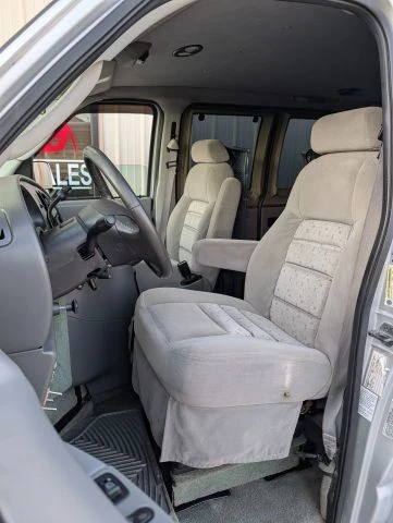 2005 Ford Econoline Van - Image 9 of 31