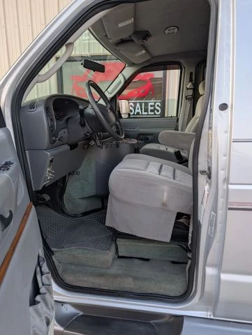 2005 Ford Econoline Van - Image 8 of 31