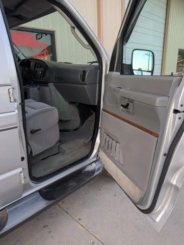2005 Ford Econoline Van - Image 25 of 31