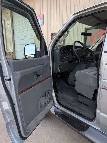 2005 Ford Econoline Van - Image 11 of 31