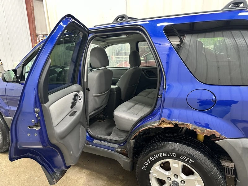 2005 Ford Escape - Image 11 of 21