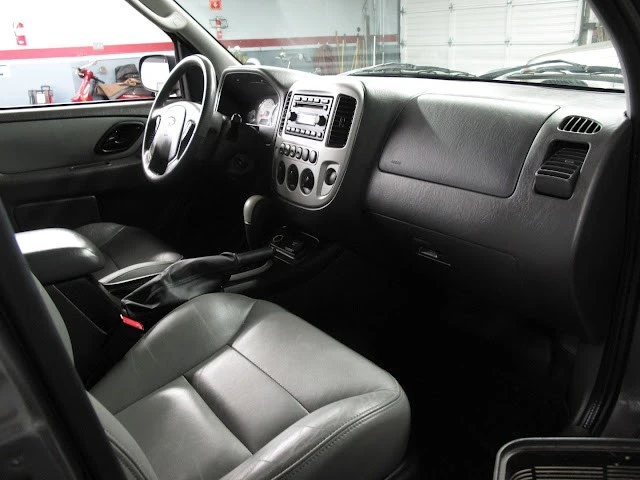 2005 Ford Escape - Image 12 of 21
