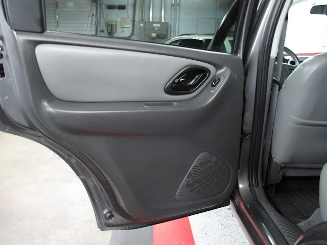 2005 Ford Escape - Image 18 of 21