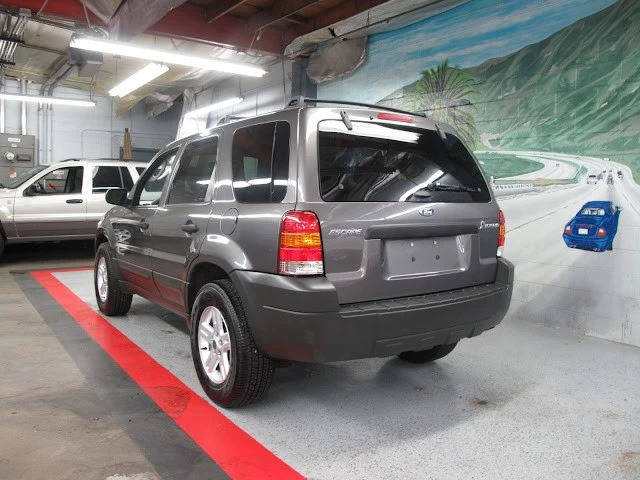 2005 Ford Escape - Image 19 of 21
