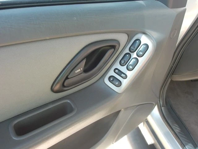2005 Ford Escape - Image 11 of 21