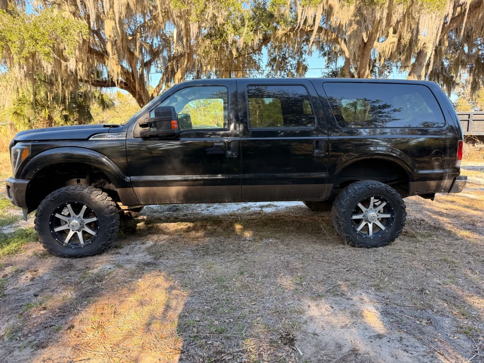 2005 Ford Excursion - Image 2 of 21