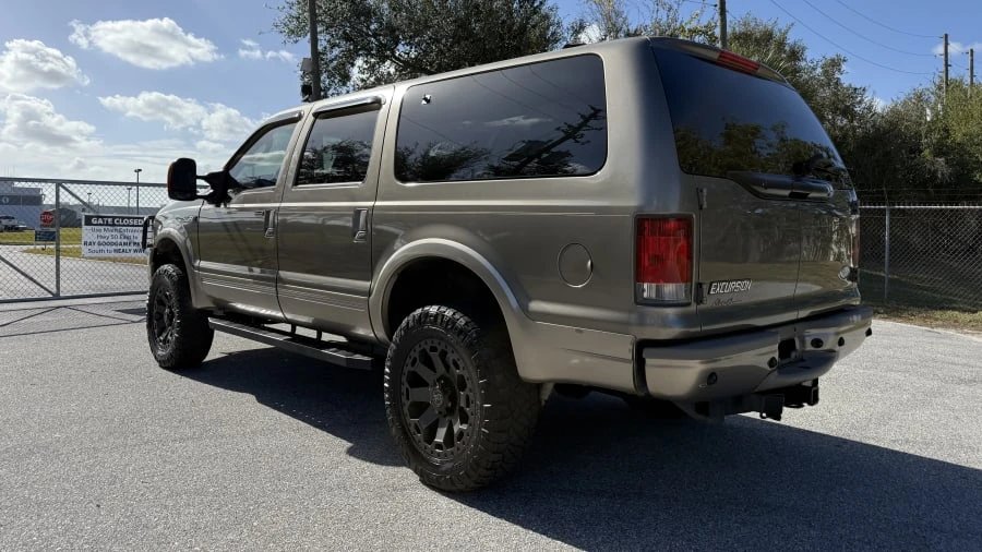 2005 Ford Excursion - Image 10 of 26