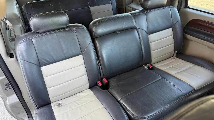 2005 Ford Excursion - Image 24 of 26