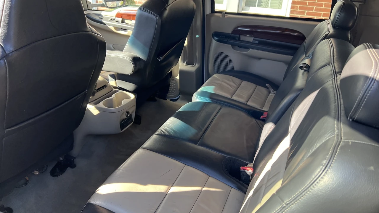 2005 Ford Excursion - Image 5 of 10