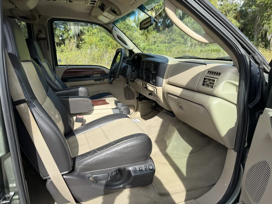 2005 Ford Excursion - Image 19 of 25