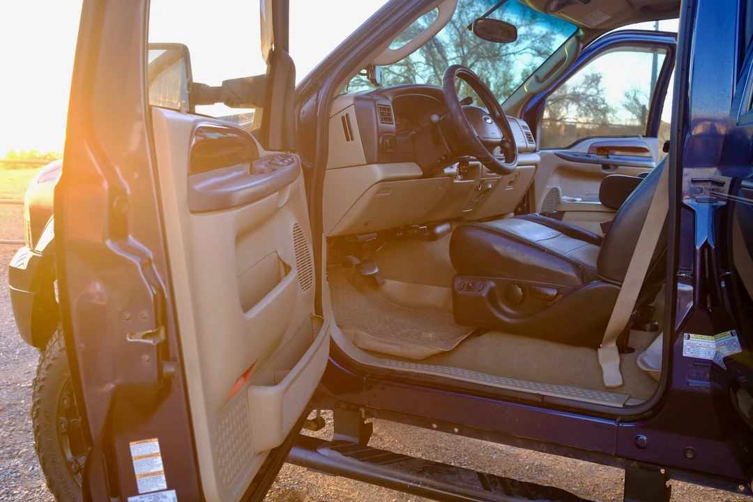 2005 Ford Excursion - Image 19 of 31
