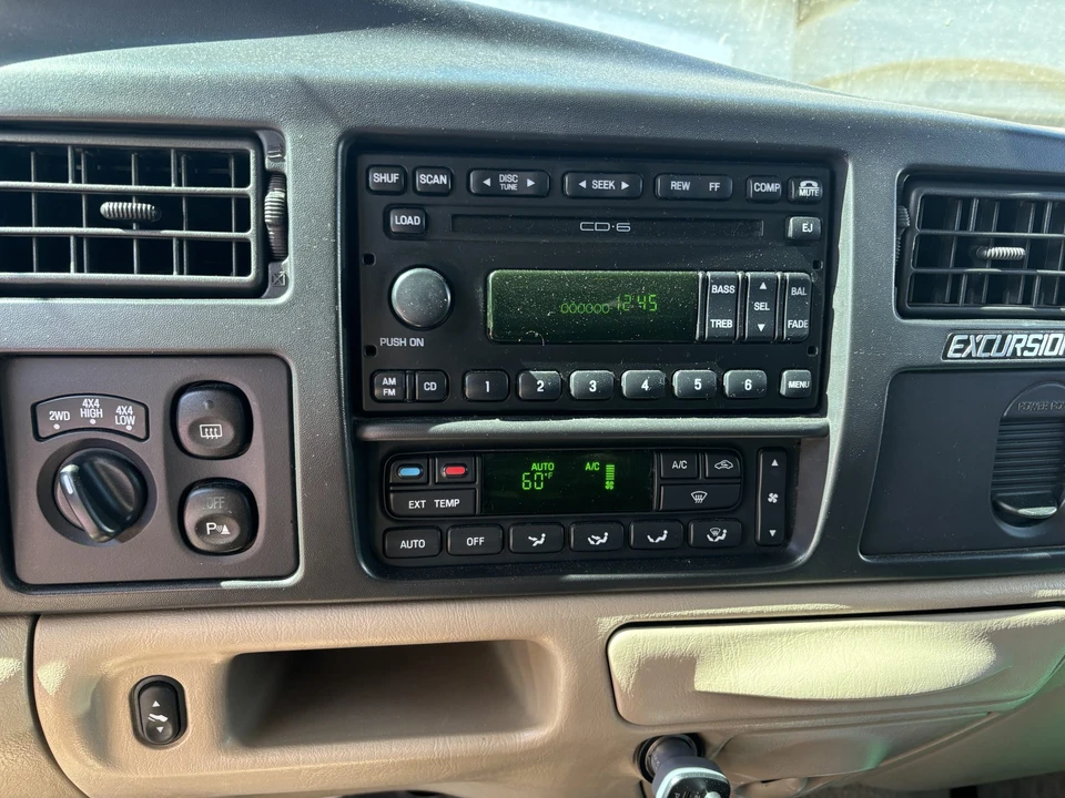 2005 Ford Excursion - Image 22 of 31