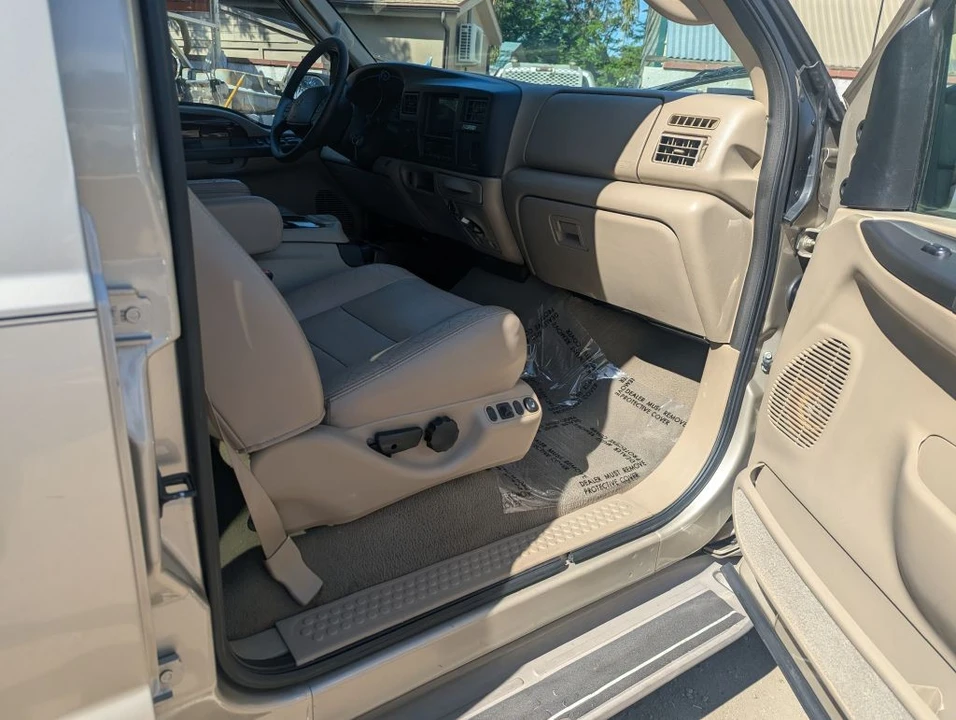 2005 Ford Excursion - Image 15 of 19