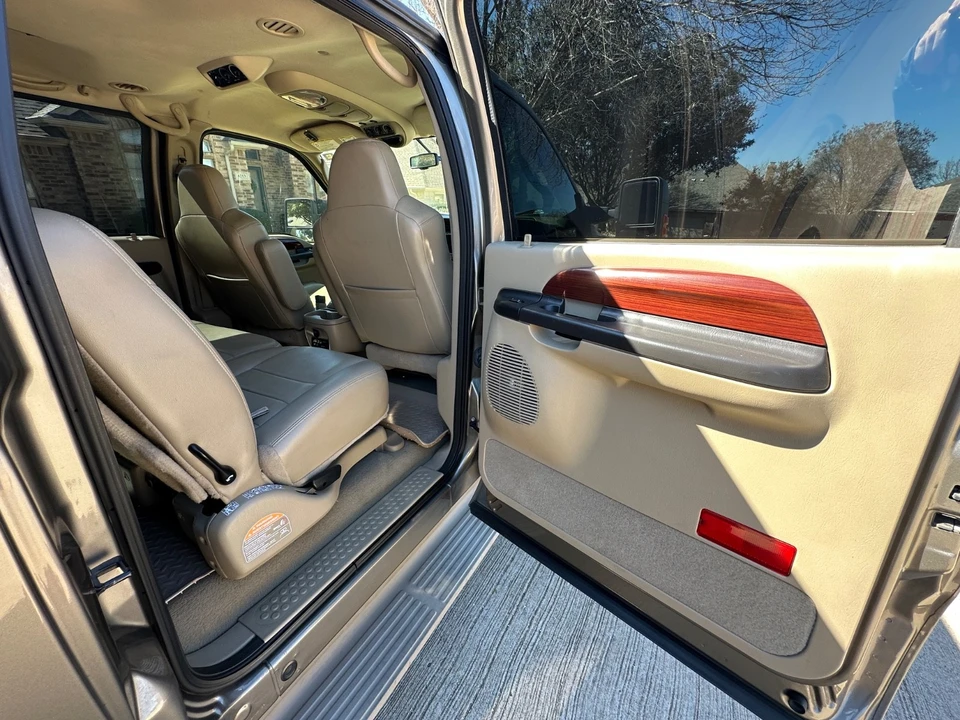 2005 Ford Excursion - Image 16 of 21