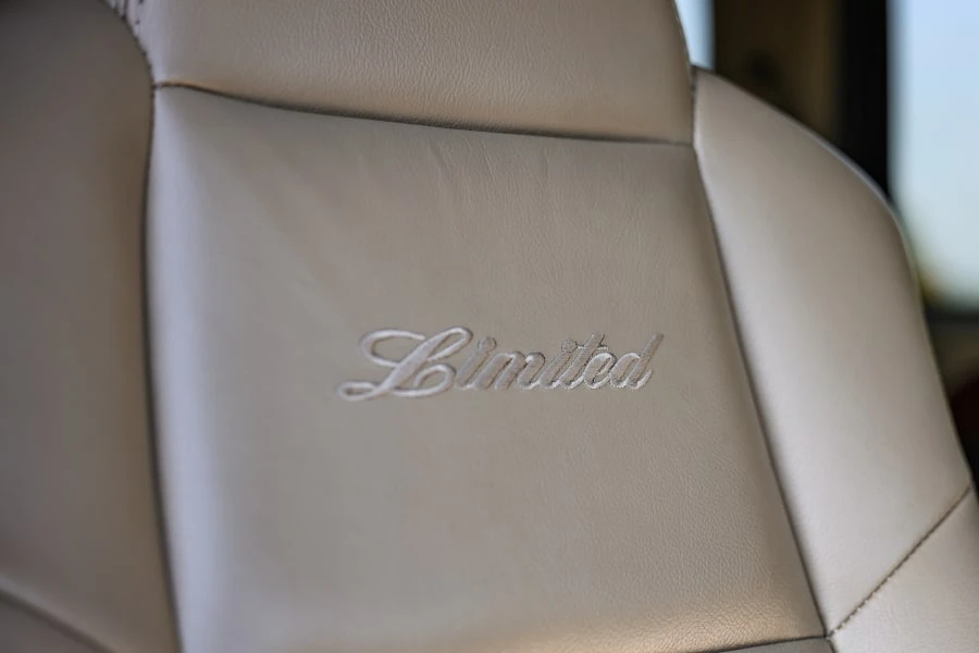 2005 Ford Excursion - Image 25 of 31